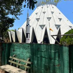 Die "Tonne" und die erste und einzige Bank die wir in diesem Land bisher sahen 😅