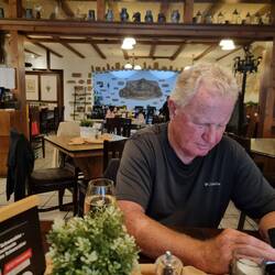 Theo studiert die morgige Route