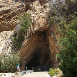 Die Straße führt direkt durch die Grotte