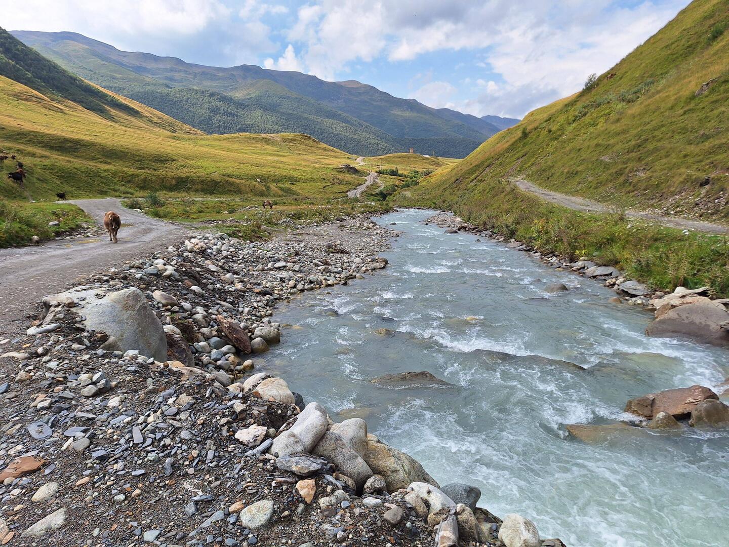 Start ins Enguri-Tal Richtung Shkhara-Gletscher