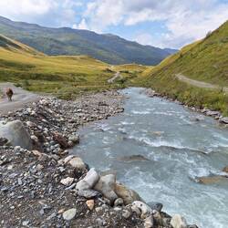 Start ins Enguri-Tal Richtung Shkhara-Gletscher