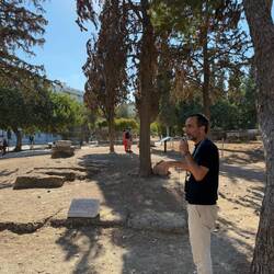 Vassilis qui nous parle de l'autel de Dionysos