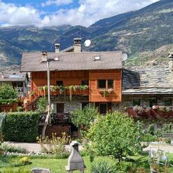 Der er mange velholdte huse og haver i Aosta-dalen
