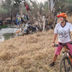 Mountainbike am Entsorgungs Fluss