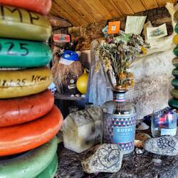 Ein Häuschen mit Ofen, Gitarre, vielen liebevollen Andenken und Briefen...