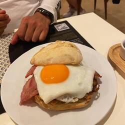 Mollete de pulled pork con huevo y bacon