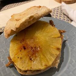 Mollete de pulled pork con piña caramelizada