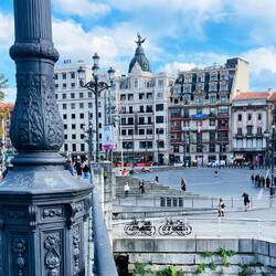 Bilbao tiene un ambiente vibrante, ideal para pasear y descubrir.