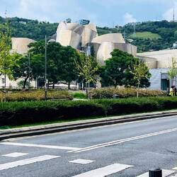 Ideal para amantes del arte moderno y diseño arquitectónico.