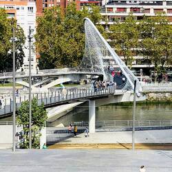 El Puente Zubizuri destaca por su diseño de Calatrava, elegante y curioso.