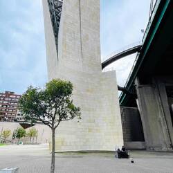 Atención amable y audioguías que enriquecen mucho la visita.