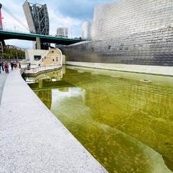 El entorno del museo junto al río es perfecto para pasear.