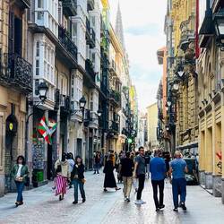 Caminar por el Casco Viejo es como viajar en el tiempo con buen sabor.