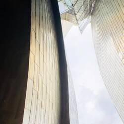 Atención amable y audioguías que enriquecen mucho la visita.