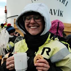 Maja glücklich wegen: Kakao, Zimtschnecke und Wal namens Maja