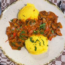 Rumänisch: Polenta mit Pilzen