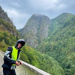 Unten im Tal der Fluss Arges