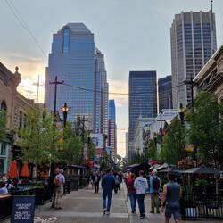 ....Einkaufsstrasse mit unzähligen Restaurants....