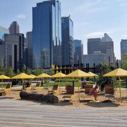 ....Park mit Sandstrand....