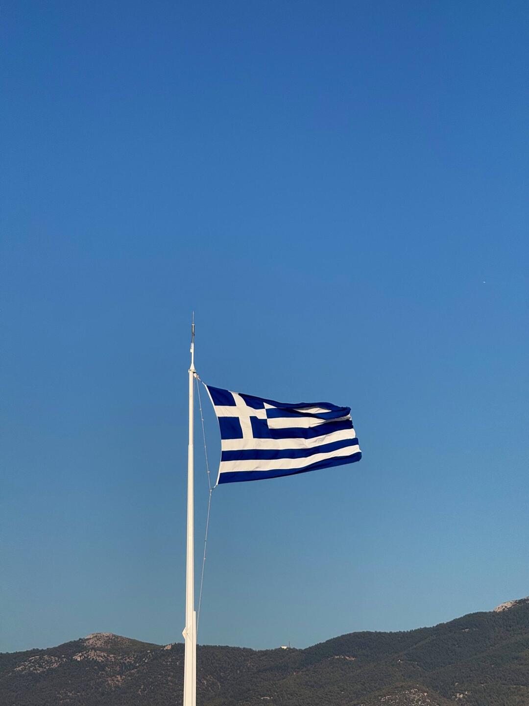 Drapeau Grec hissé en haut de l'Acropole