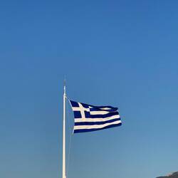 Drapeau Grec hissé en haut de l'Acropole