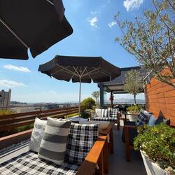 Terrasse rooftop de l'hôtel