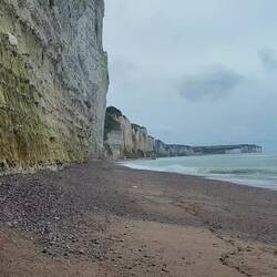 Es ist Ebbe und ich traue mich an den hohen Klippen entlang zu gehen