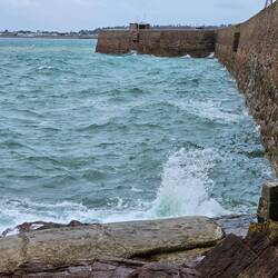 Wind und Wellen vor der Hafenmauer