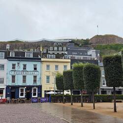 Wieder in St. Helier: Fort Regent über den farbigen Häusern