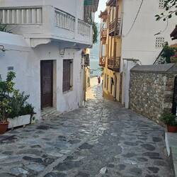 Der Weg vom Haus runter an den Hafen. Nur mit eingeklappten Seitenspiegeln möglich