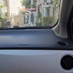 Seitenspiegel einklappen, echte Millimeterarbeit, an den Wänden, Stühlen und Auslagen vorbei