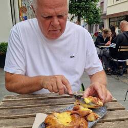 Kaffeepause mit warmen Zimtschnecken