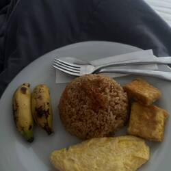 Typisch indonesisches Frühstück - für uns nach wie vor gewöhnungsbedürftig. 😅