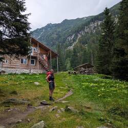 Przed nami schronisko, a nad nim szczyty Retezatu