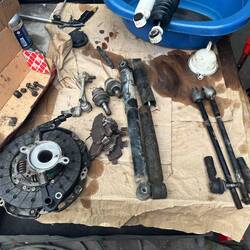 Beim ersten Mechaniker ersetzt – der hintere rechte Stossdämpfer war komplett durchgebrochen.