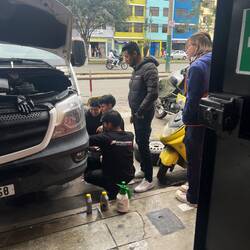Mechaniker Nr. 2 - hier passten wir nicht in die Werkstatt und so wurde auf dem Parkplatz gearbeitet