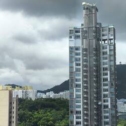 Loch „Dragon Gate“ im Hochhaus, damit nach Feng Shui der Drache vom Berg zum Wasser fliegen kann.
