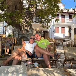 Ein letztes Mal am Morgen im Hafen von Skopelos sitzen.