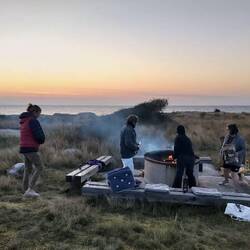 gemütliches Grillen beim Sonnenuntergang