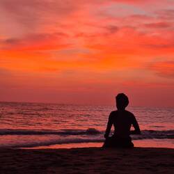 Abends am Strand dann noch einen magischen Sonnenuntergangg