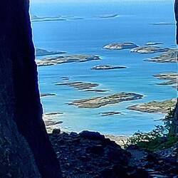 Und der Blick aus dem ausgespülten Loch im Troghattan, eines der meistbesuchten Ziel auf der Fv 17