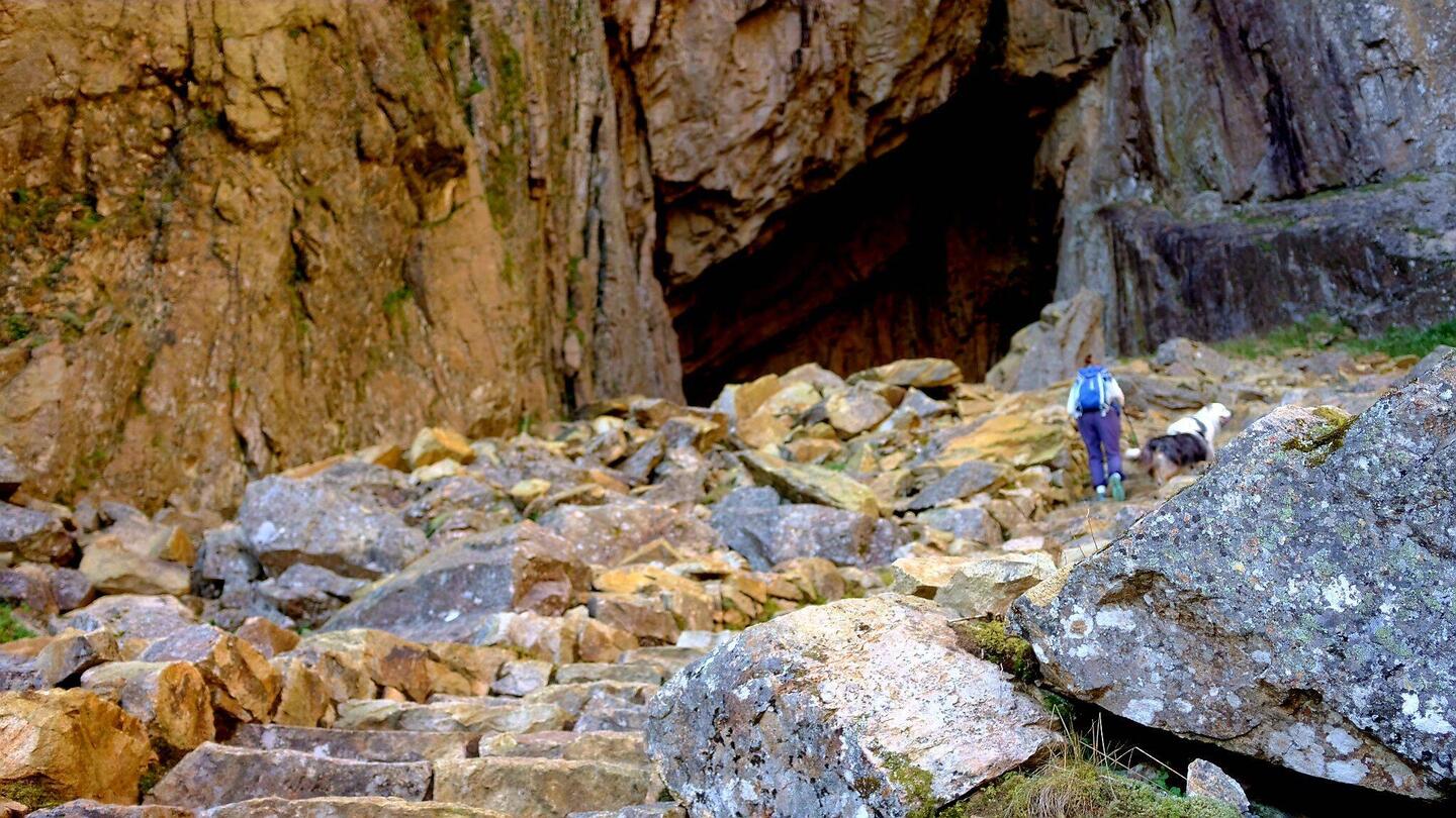 Es war eine ganz schöne Kraxelei, hinauf zu dem Loch im Berg. Steil und Steinig der Weg,