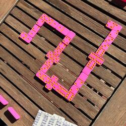 Poolzeit ist Dominozeit