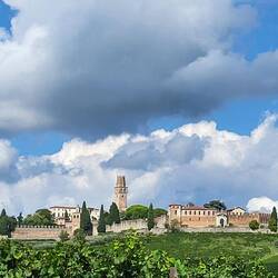 Die Größe der Burg ist beeindruckend.