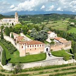 Die Luftaufnahmen haben wir von Enrico erhalten.