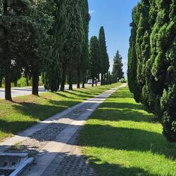 Hier wurde wahrscheinlich auch schon Julius Cäsar auf einer Sänfte entlang getragen.