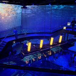 Oben ein Schiffsmodell und darunter eine Video Installation mit Unterwasser Aufnahmen