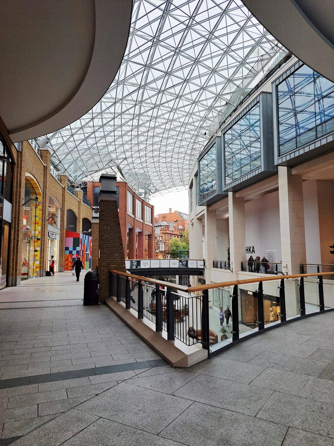 Sicheren Unterschlupf vor dem Regen bieten Einkaufszentren. Gefährlich für die Brieftasche