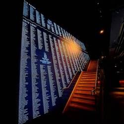 Im Museum ist es dunkel. Dadurch wirken die Installationen fantastisch, aber Fotos nicht