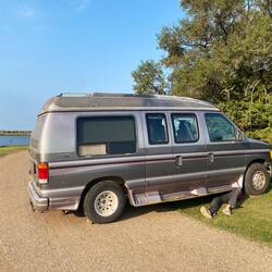 Auch ein Blick unters Auto wird riskiert. Dafür fahren wir das Auto einfach auf einen kleinen Wall